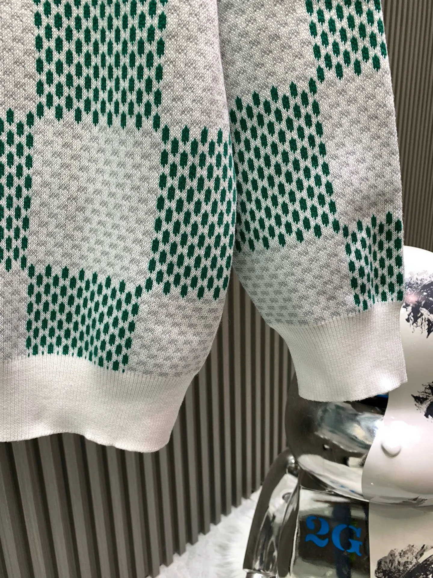 🅿️340 🀄️ Louis Vuitton Louis Vuitton*25SS green checkerboard round neck long-sleeved sweater. Originally purchased for 11,340. Fei Dong co-branded series. It is made of 14s fine knitting pieces and woven pieces imported from Germany. The knitting threads are color-matched. Environmentally friendly fixed dyeing. Customized cotton yarns are introduced. The yarns are processed by mercerization. Jacquard fabrics require fine yarn count and extremely high requirements for raw cotton. The body of the garment is made of imported 7-knit silk square weaving and jacquard craftsmanship. Each piece takes 150 minutes. The letter pattern adopts a double-sided wool hanging process, which is fine workmanship and clear texture. The extremely fine weaving thread is made of environmentally friendly fiber. The stitching uses a 9-pin plate. Each closing edge must be selected by hand. The stitching must be tight and smooth. The front, back, left, and right of the product body are neatly aligned. Combined with a special soft wash process, the body fabric has a soft and waxy drape feel. The softly stretched environmentally friendly microfiber creates the bottom layer and is not easily deformed when stretched.